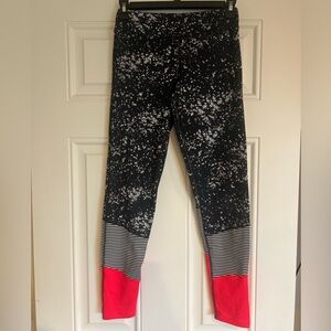“Champion Kids Leggings”
Girls 
Size: L
Color: Bright Pink, Black, White